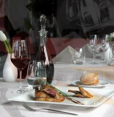 Отель L De La Pointe Сустон